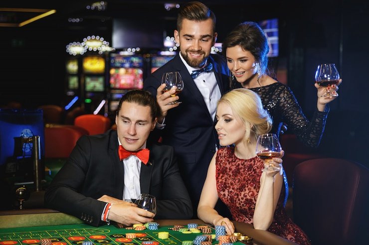 Pengguna dewasa membuka Rummy Biliar di ponsel